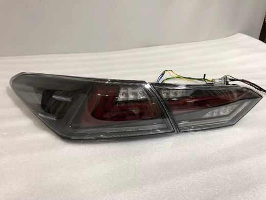 Оптика задняя, фонари на Toyota Camry 70 дымчатые тюнинг фото
