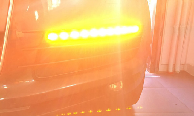 Ходовые огни DRL на Audi Q7 с функцией указания поворота (06-09 г.в.) тюнинг фото