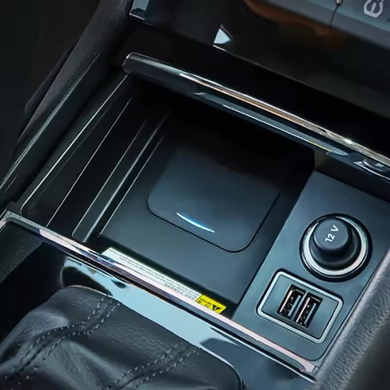 Беспроводная автомобильная зарядка для Skoda Kodiaq Karoq (2017-2021) тюнинг фото