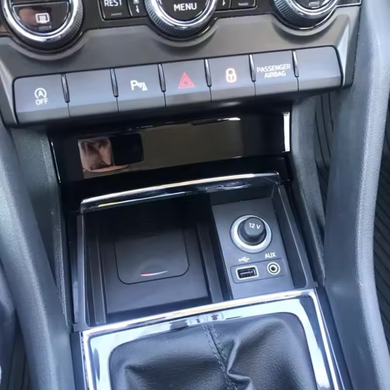 Беспроводная автомобильная зарядка для Skoda Kodiaq Karoq (2017-2021) тюнинг фото