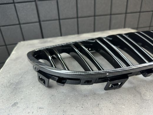 Решетка радиатора BMW E92 / E93 M3-LOOK черная глянцевая+рамка под карбон (10-13 г.в.) тюнинг фото