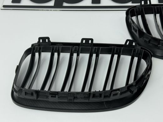 Решетка радиатора BMW E92 / E93 M3-LOOK черная глянцевая+рамка под карбон (10-13 г.в.) тюнинг фото
