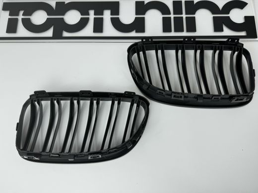 Решетка радиатора BMW E92 / E93 M3-LOOK черная глянцевая+рамка под карбон (10-13 г.в.) тюнинг фото