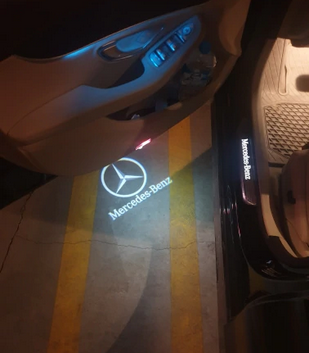 Підсвічування дверей з логотипом Mercedes Benz тюнінг фото