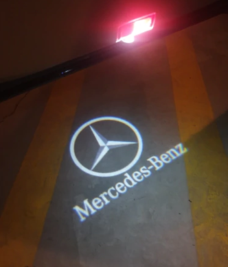 Подсветка дверей с логотипом Mercedes Benz тюнинг фото