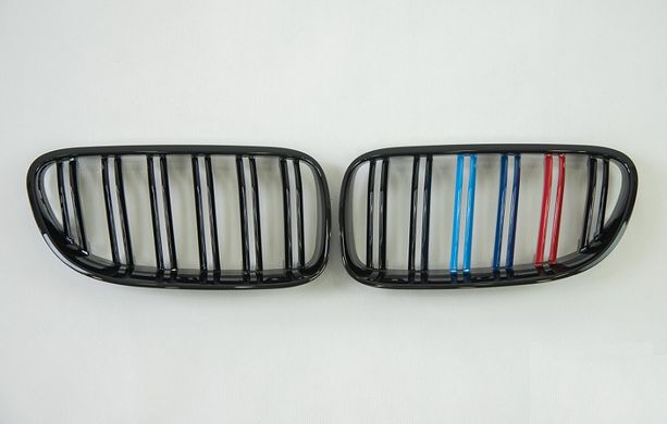 Решітка радіатора BMW E92 / E93 чорна, глянцева, триколор (10-13 р.в.) тюнінг фото