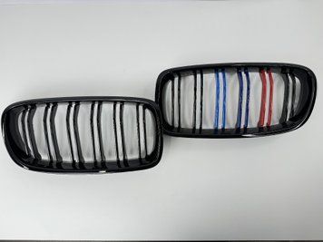 Решетка радиатора BMW F30 / F31 черная, глянцевая, триколор тюнинг фото