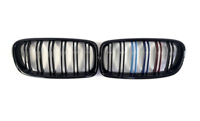 Решетка радиатора BMW F30 / F31 черная, глянцевая, триколор тюнинг фото