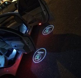 Підсвічування дверей з логотипом авто Skoda Superb (09-18 р.в.) тюнінг фото