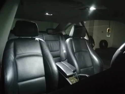 Светодиодные лампы салона автомобиля BMW E46 тюнинг фото