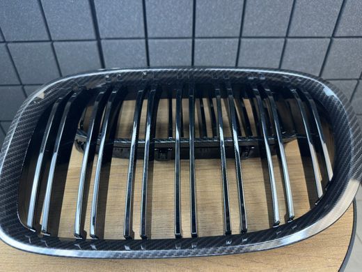 Решетка радиатора BMW F01 черная глянцевая, стиль М+рамка под карбон тюнинг фото