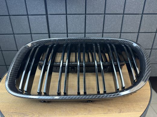 Решетка радиатора BMW F01 черная глянцевая, стиль М+рамка под карбон тюнинг фото