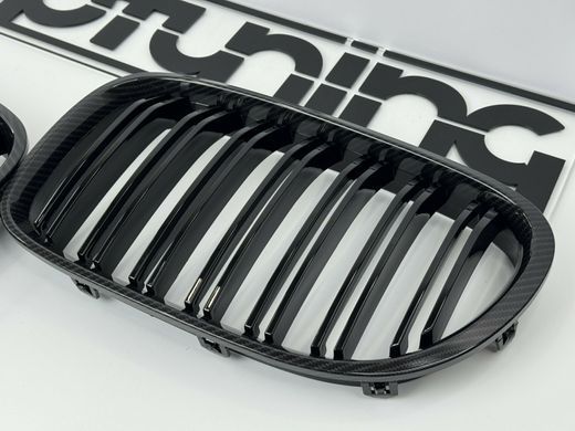 Решетка радиатора BMW F01 черная глянцевая, стиль М+рамка под карбон тюнинг фото