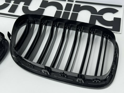 Решетка радиатора BMW F01 черная глянцевая, стиль М+рамка под карбон тюнинг фото
