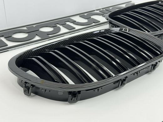 Решетка радиатора BMW F01 черная глянцевая, стиль М+рамка под карбон тюнинг фото