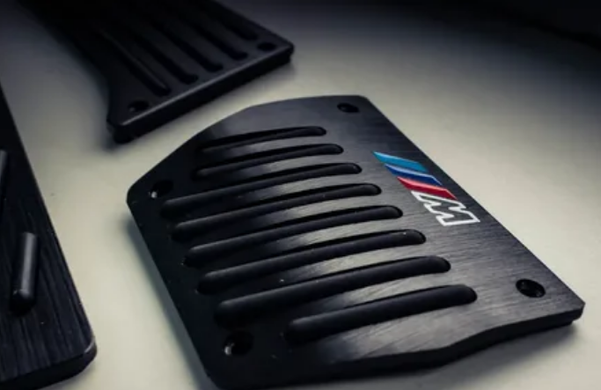 Накладки на педали BMW с логотипом "М", темные, механика тюнинг фото