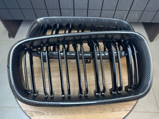 Решетка радиатора на BMW X5 F15 / X6 F16 стиль М черная глянцевая + рамка под карбон тюнинг фото