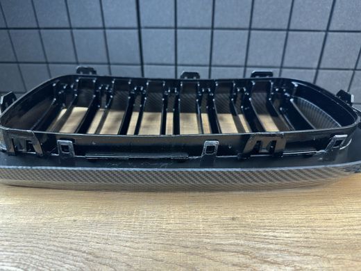 Решетка радиатора на BMW X5 F15 / X6 F16 стиль М черная глянцевая + рамка под карбон тюнинг фото