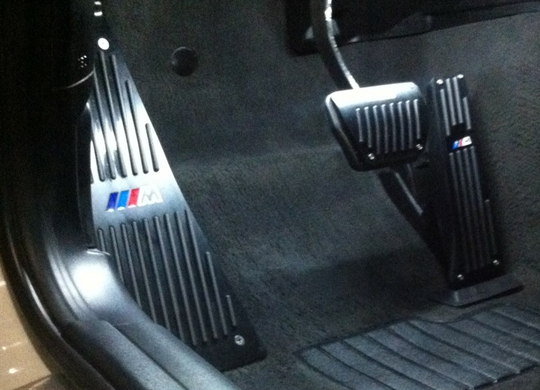 Накладки на педали BMW с логотипом "М", темные, автомат тюнинг фото