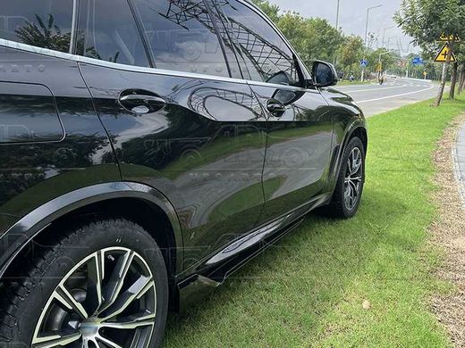 Накладки (диффузоры) порогов автомобиля BMW X5 G05 полые черный глянец тюнинг фото