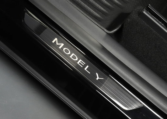 Накладки на пороги Tesla Model Y темні (2020-...) тюнінг фото