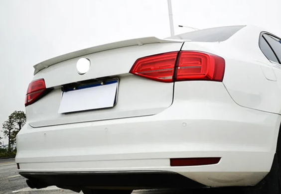 Спойлер багажника Volkswagen Jetta 6 стиль R черный глянец (ABS-пластик) тюнинг фото