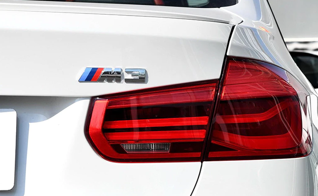 Наклейка-емблема M3 на задній бампер BMW тюнінг фото