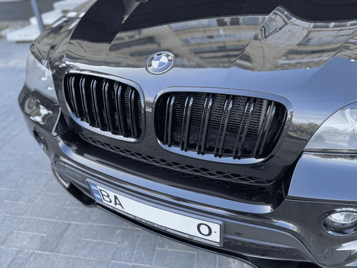Решетка радиатора БМВ X5 Е70, X6 E71 черный глянец, стиль М тюнинг фото