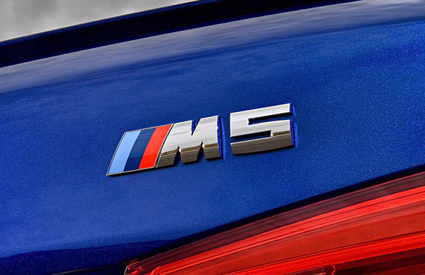 Наклейка-эмблема M5 на задний бампер BMW тюнинг фото