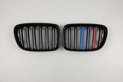 Решетка радиатора BMW X1 E84 М черный глянец триколор тюнинг фото