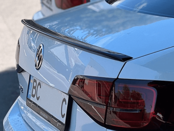 Спойлер багажника Volkswagen Jetta 6 Чорний глянсовий (ABS-пластик) тюнінг фото