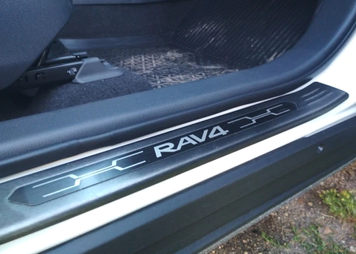 Накладки на пороги Toyota RAV4, темні задні (2019-...) тюнінг фото