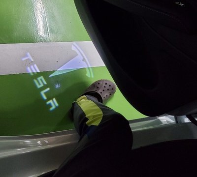 Подсветка дверей Tesla Model S / Model X / Model 3 с логотипом тюнинг фото