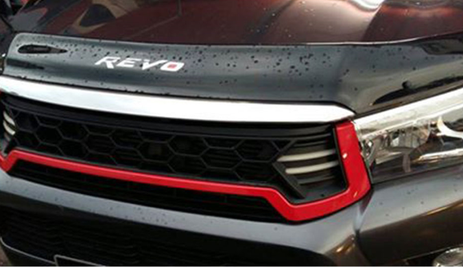 Решетка радиатора на Toyota Hilux Revo черная с красной вставкой тюнинг фото