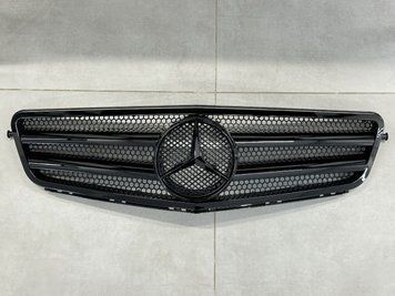 Решетка радиатора на Мерседес W204 стиль С63 AMG тюнинг фото