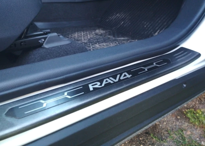 Накладки на пороги Toyota RAV4, темные (2019-...) тюнинг фото