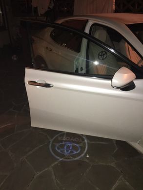 Подсветка дверей с логотипом для Toyota тюнинг фото