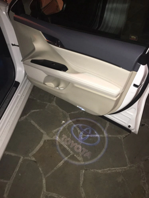 Подсветка дверей с логотипом для Toyota тюнинг фото