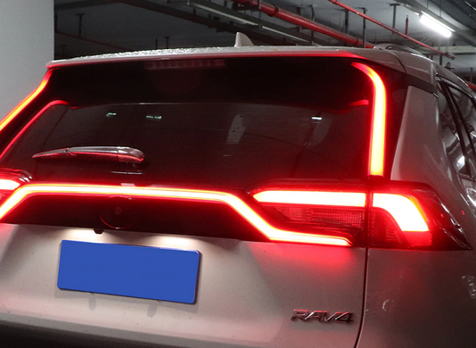 Боковые спойлера на заднее стекло Toyota RAV4 с диодной подсветкой (2019-...) тюнинг фото