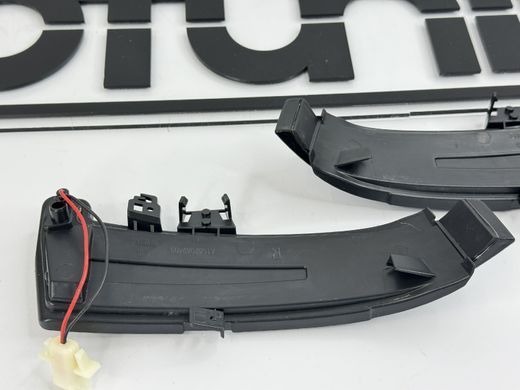 Динамічні повторювачі поворотів Mercedes W204 / W212 / W176 / W221 / X204 димчасті тюнінг фото