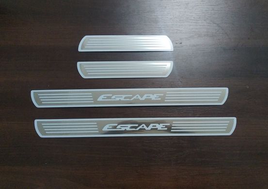 Накладки на пороги Ford Escape з логотипом тюнінг фото