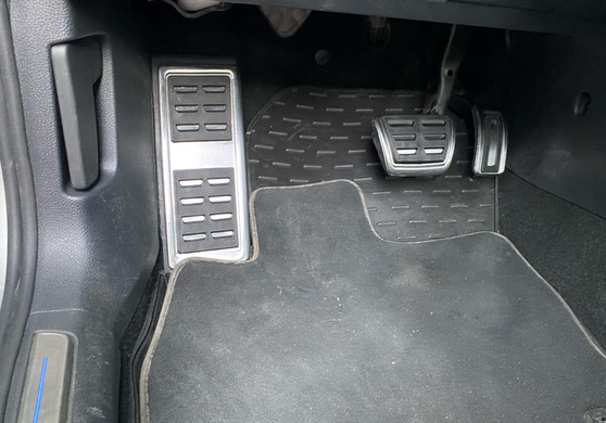 Накладки на педалі VW Passat B8 / Golf 7 / Tiguan II / Seat Leon 3 / Skoda Octavia A7 (автомат) тюнінг фото