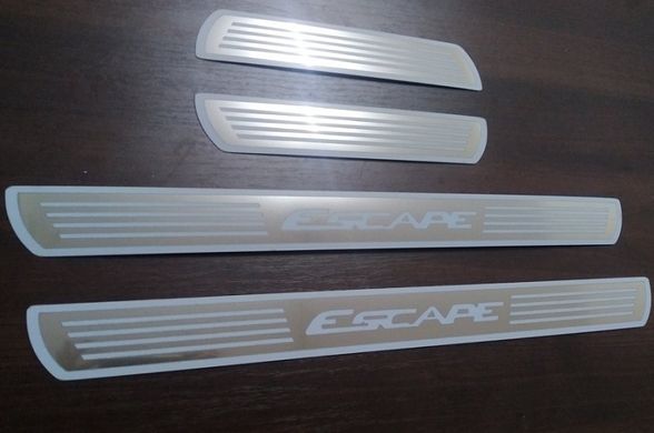 Накладки на пороги Ford Escape з логотипом тюнінг фото