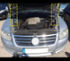 Газові стійки, передня опора капота VW Touareg 7L (2004-2010 р.в.) тюнінг фото