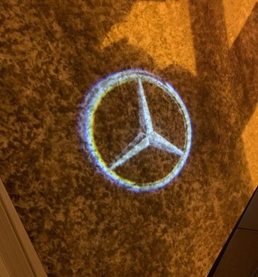 Подсветка дверей с логотипом Mercedes Benz W222 тюнинг фото