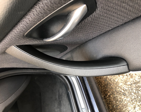 Внутренняя ручка левой пасажирской двери BMW E90 / E91 тюнинг фото