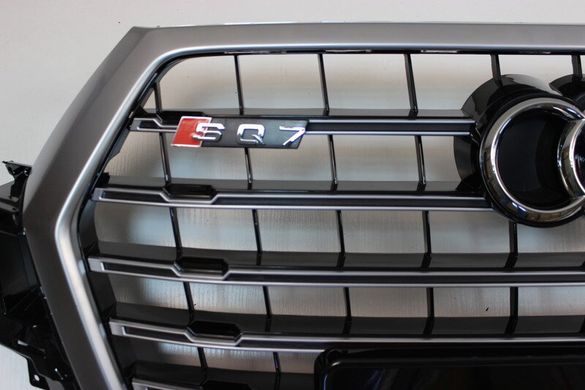 Решетка радиатора Audi Q7 стиль SQ7, хром + черные вставки (2015-...) тюнинг фото