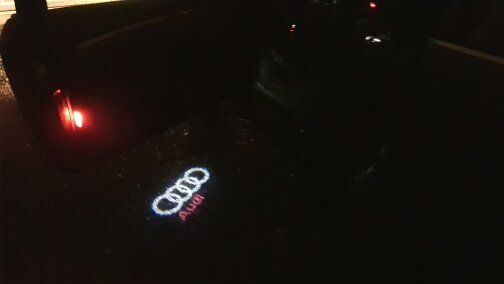 Світлодіодні лампи в двері Audi A1/A3/A4/A5/A6/A7/A8/R8/Q3/Q5/Q7/TT тюнінг фото