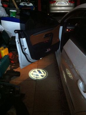 Підсвічування дверей з логотипом авто Фольксваген тюнінг фото