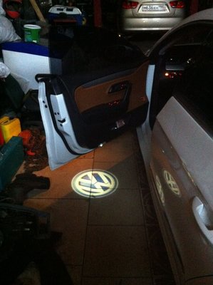 Подсветка дверей с логотипом авто Фольксваген тюнинг фото